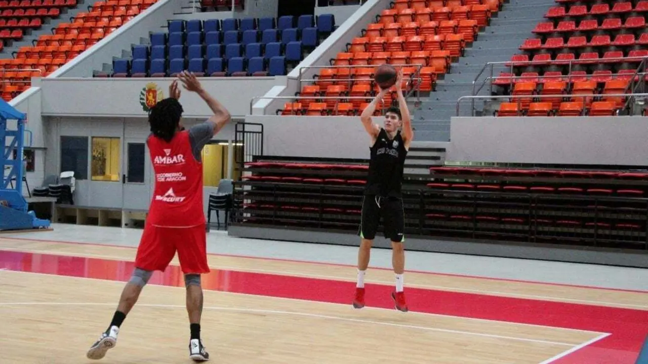 Diego de Blas, en el amistoso de este mi&eacute;rcoles ante Tecnyconta Zaragoza en el Pr&iacute;ncipe Felipe. Foto: Levitec Huesca
