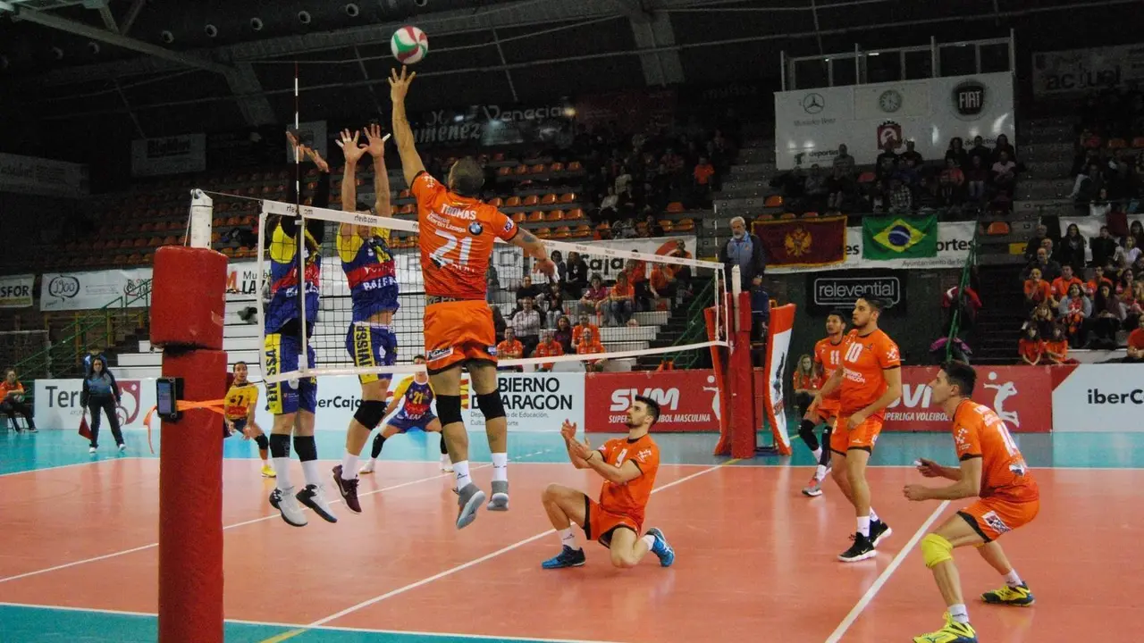 Jugadores del Club Voleibol Teruel y del Ushua&iuml;a Ibiza Voley en un partido de la pasada temporada de Superliga/ Foto: CVTeruel