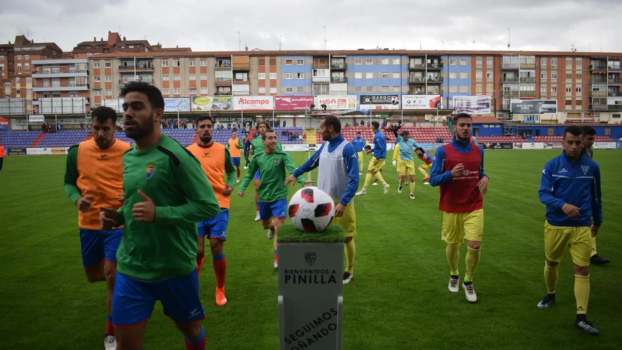 Jugadores del CD Teruel se retiran al tunel de vestuarios antes de un partido| Foto: Isabel Traver