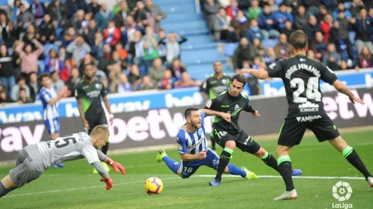 Acci&oacute;n en la que Mendizorroza pidi&oacute; penalti a Borja Bast&oacute;n de Insua (debutaba hoy como titular y sali&oacute; lesionado en el '24). El VAR no vio infracci&oacute;n | Foto: LFP