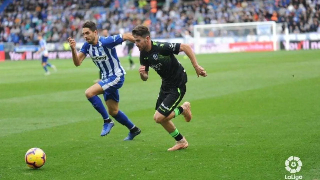 Moi G&oacute;mez encara a un jugador del Alav&eacute;s | Foto: LFP