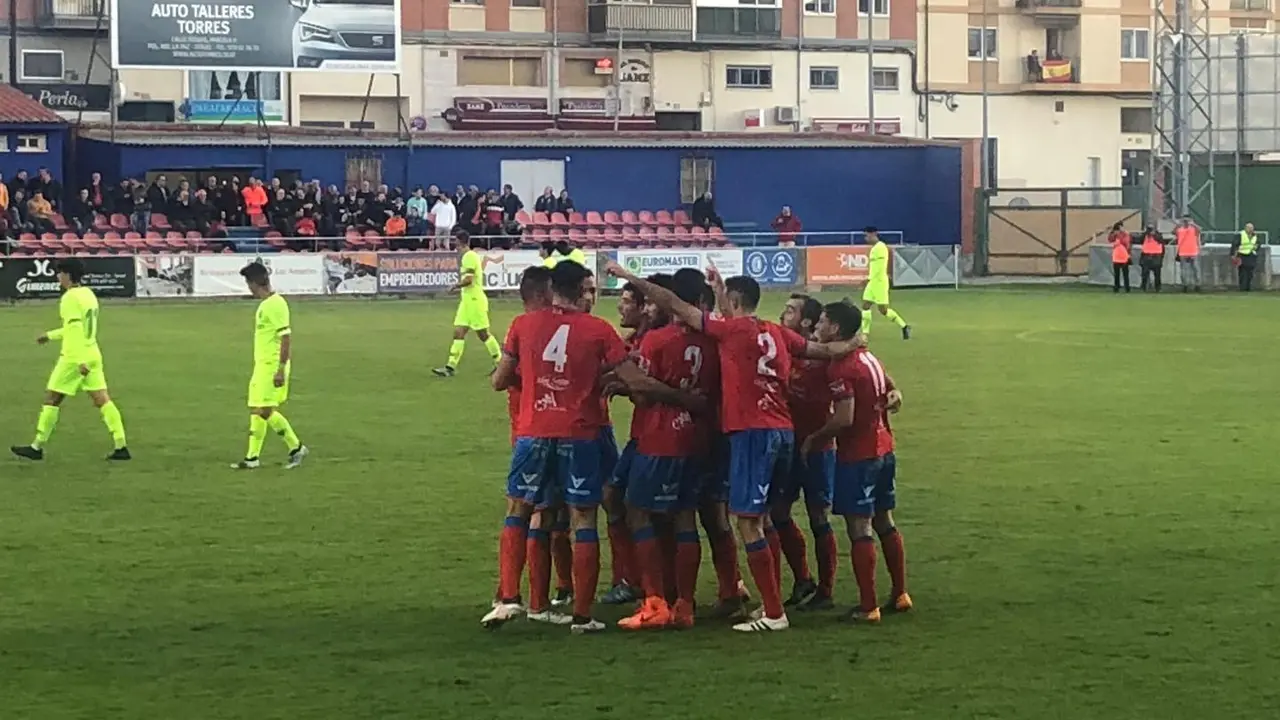 Los jugadores del CD Teruel, unidos en el Pinilla |Foto: Raquel S&aacute;nchez 