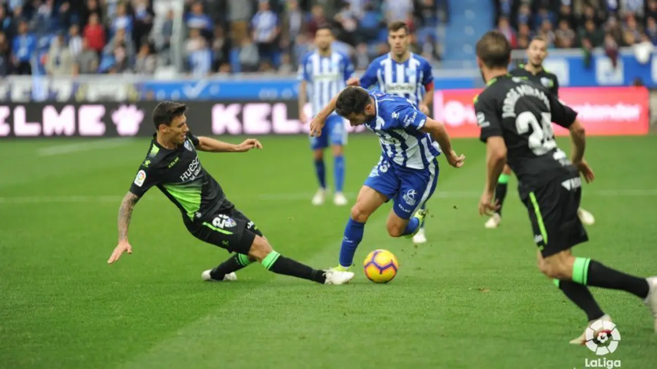 Musto intenta robar un bal&oacute;n en el partido ante el Alav&eacute;s | Foto: LFP