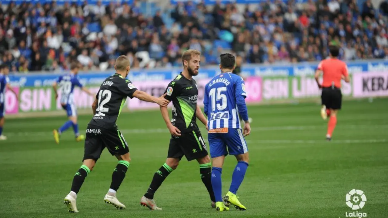 Pulido se encara con Ximo Navarro | Foto: LaLiga