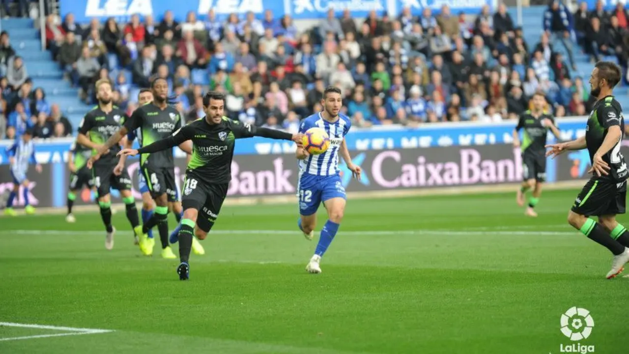 Pablo Insua, en su debut con la camiseta del Huesca contra el Alav&eacute;s | Foto: LFP