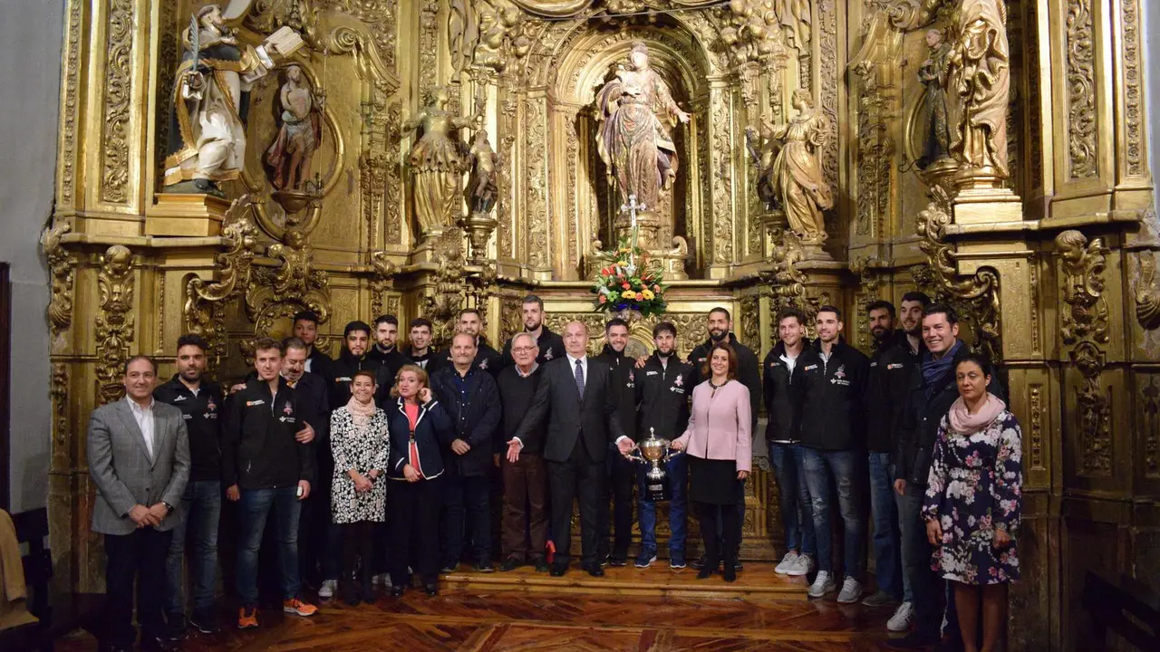 Los jugadores del CV Teruel en la ofrenda de la Supercopa a la patrona de la ciudad |Foto: Isabel Traver