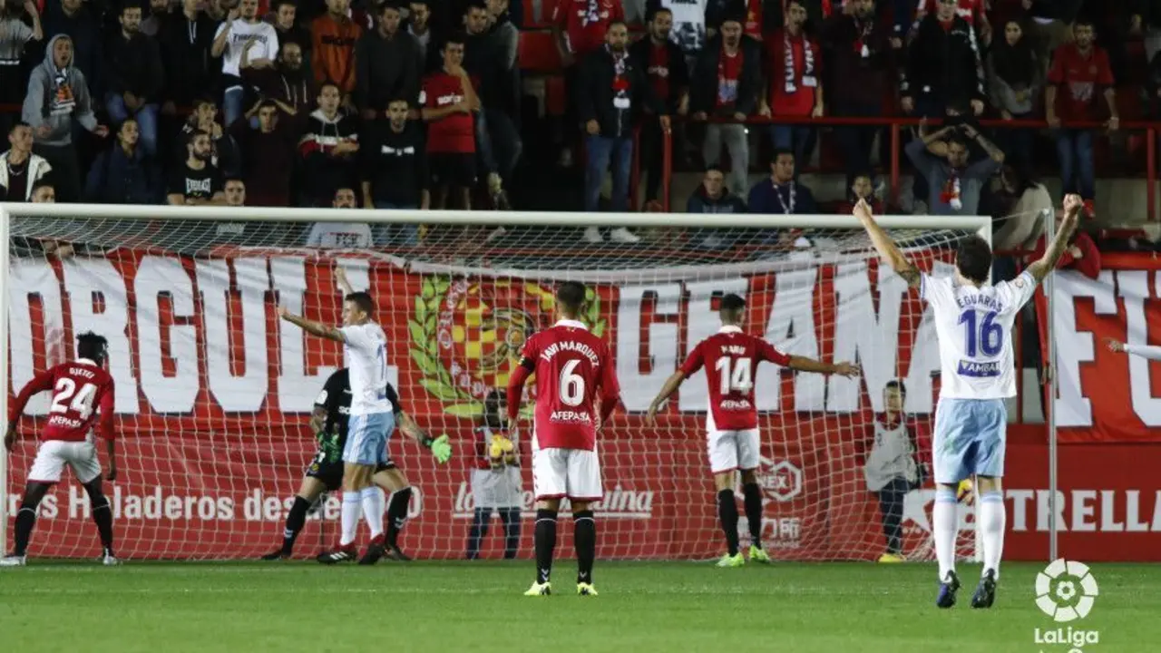 Los jugadores del Real Zaragoza celebran uno de los goles del partido | Foto: LFP