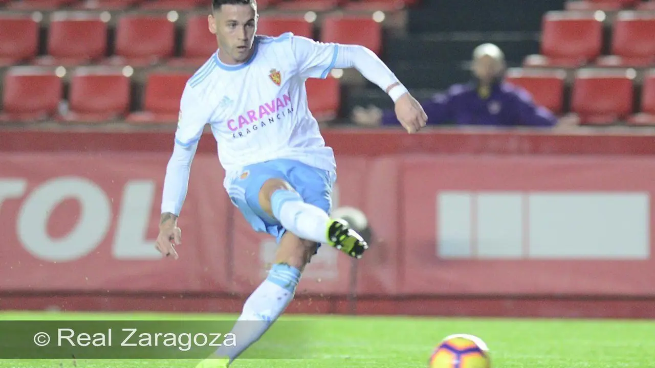 &Aacute;lvaro V&aacute;zquez en el partido ante el N&agrave;stic. | Foto: Tino Gil, Real Zaragoza