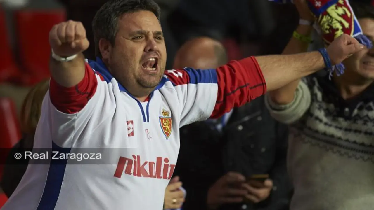 Aficionado zaragocista celebra el triunfo del equipo en Tarragona el pasado lunes. | Foto: Real Zaragoza