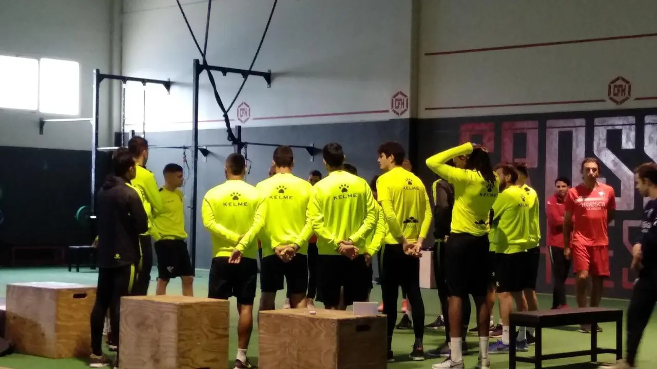 Los jugadores del Huesca, en el gimnasio Crossfit. | Foto: Carlos Reyes.