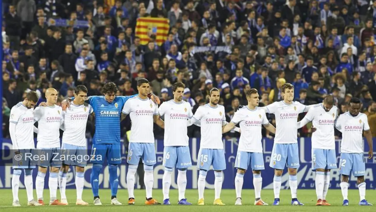 Los jugadores del Real Zaragoza en el centro del campo ante su afici&oacute;n. | Foto: Real Zaragoza