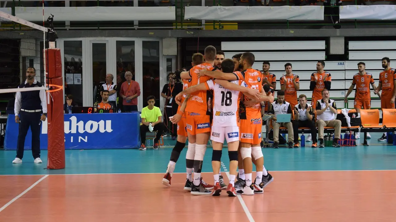 Jugadores del Club Voleibol Teruel se abrazan tras anotar un tanto| Foto: Isabel Traver