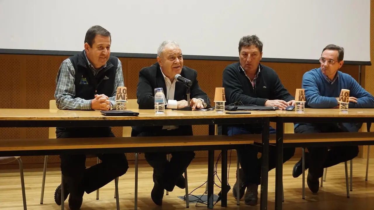 De izquierda a derecha Luis Masgrau, presidente de la FAM; Miguel Gracia, presidente de la DPH, y el alcalde de Benasque, Ignacio Abad&iacute;as, en la clausura de las jornadas. Foto: DPH
