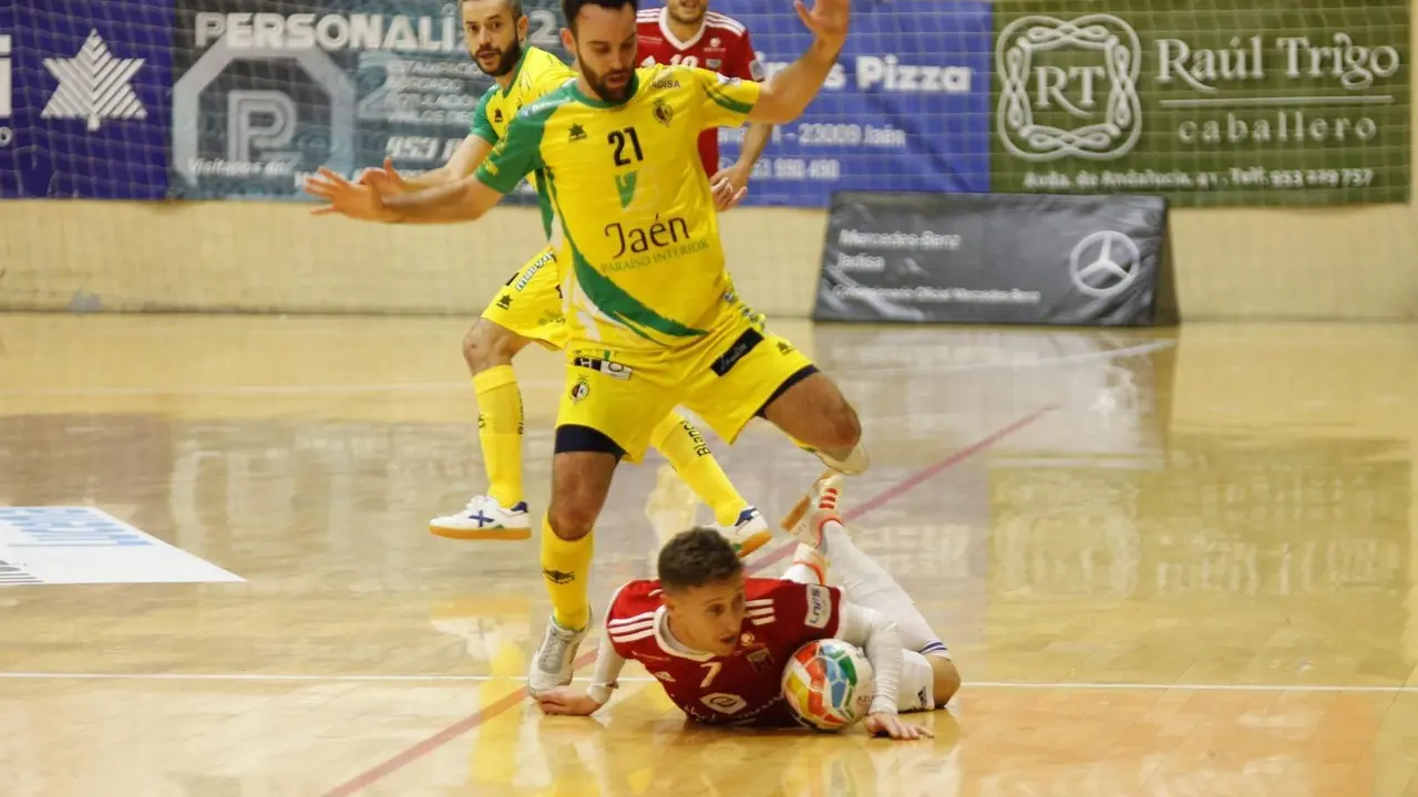 V&iacute;ctor Tejel arrollado por un jugador del Ja&eacute;n Para&iacute;so. Foto: FEZ