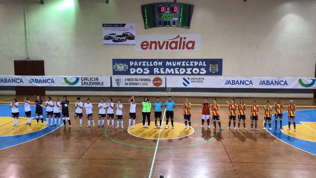 Las jugadoras forman antes de iniciarse el partido. Foto: P.M.L.