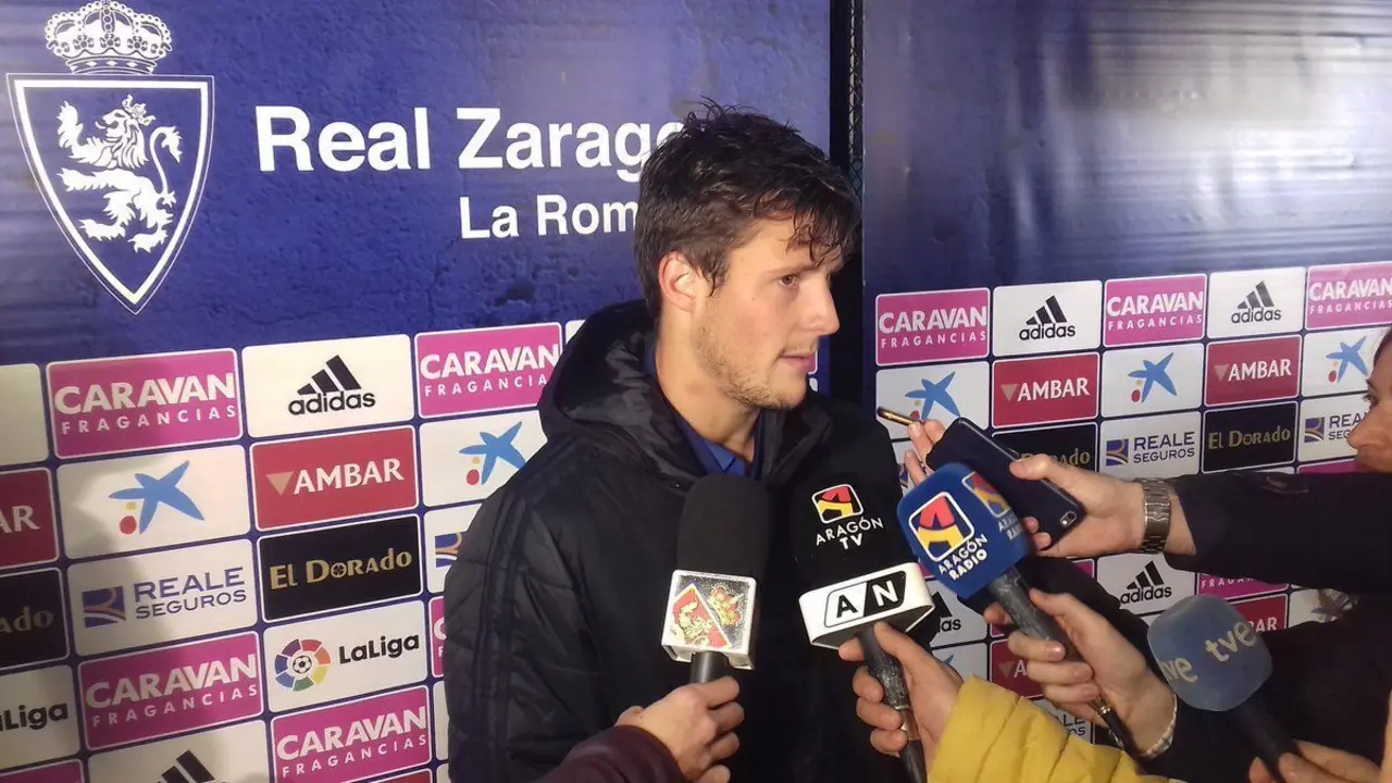Gual atiende a los medios de comunicaci&oacute;n en zona mixta. | Foto: Real Zaragoza