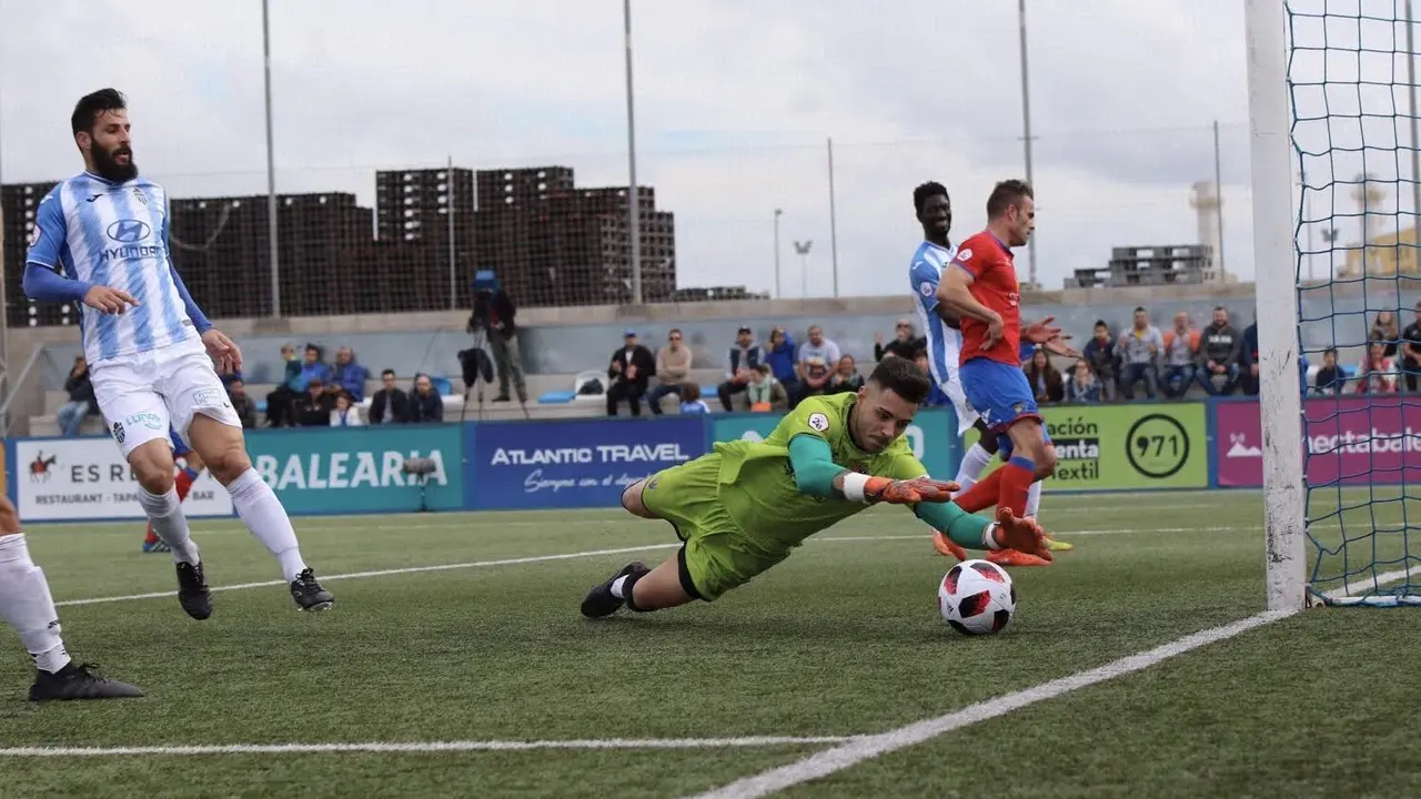 Antonio Valera defiende la porter&iacute;a turolense en el choque contra el CD Atl&eacute;tico Baleares | Foto: GuiemSports