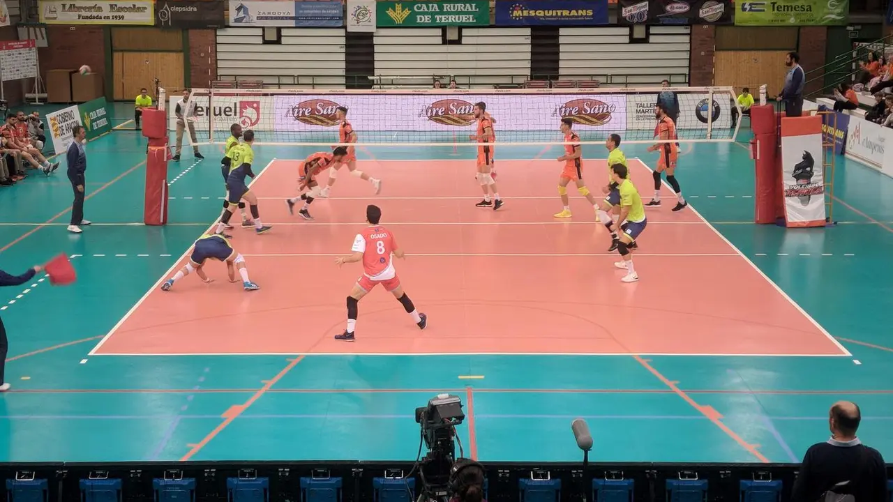 Jugadores del Club Voleibol Teruel y de la Textil Santanderina durante el partido de la VI Jornada de Superliga| Foto: Isabel Traver
