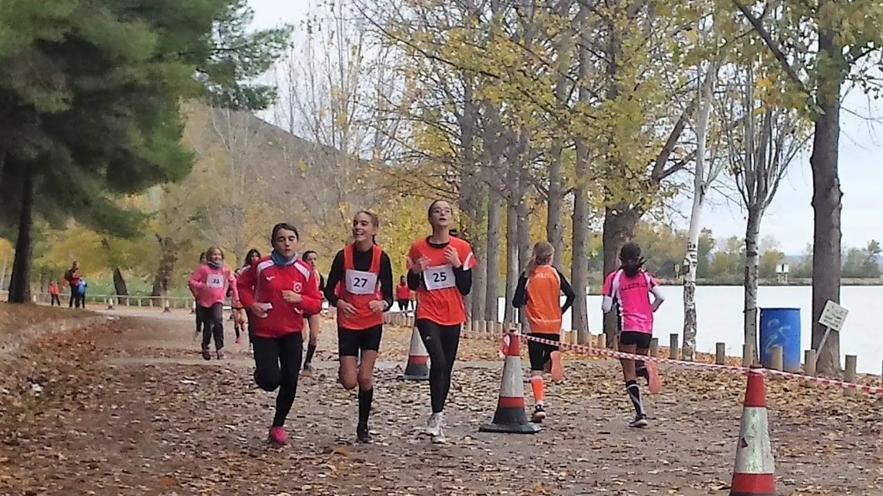 Imagen de los infantiles en el Cross Vila de Mequinenza. Foto: Comarca Bajo Cinca