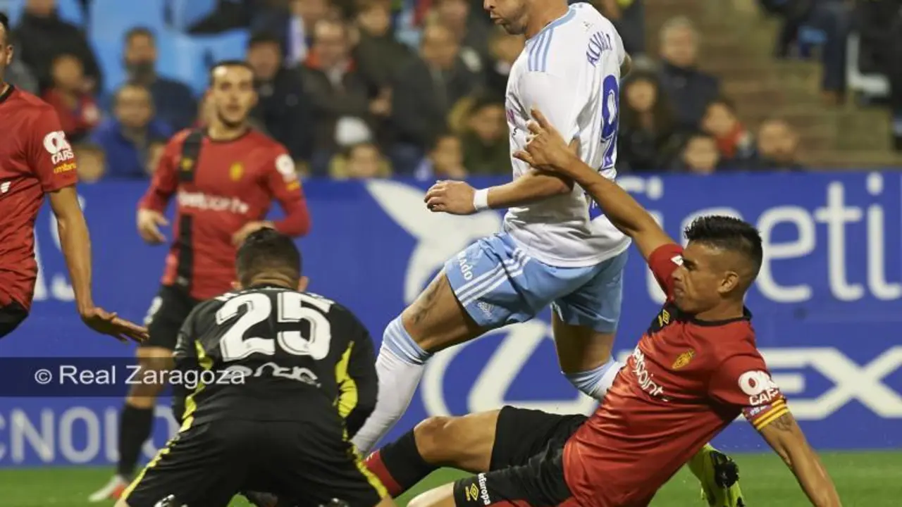 V&aacute;zquez pelea un bal&oacute;n ante el Mallorca. | Foto: Real Zaragoza