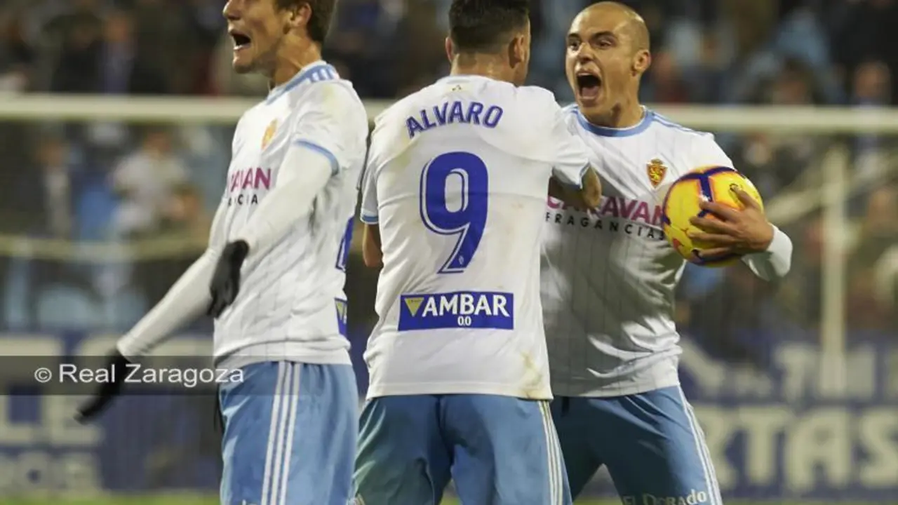 Gual, V&aacute;zquez y Pombo celebran el empate ante el Mallorca de la primera vuelta. | Foto: Real Zaragoza