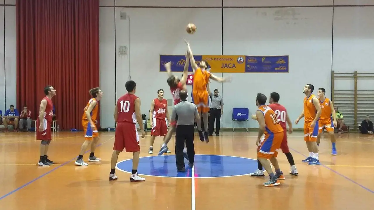 Salto inicial entre el CB Jaca y el Madison-Sainz. | Foto: CB Jaca