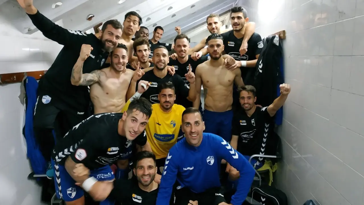 Los jugadores del Ebro, felices tras vencer al Ontinyent. | Foto: Enrique &Aacute;lvarez