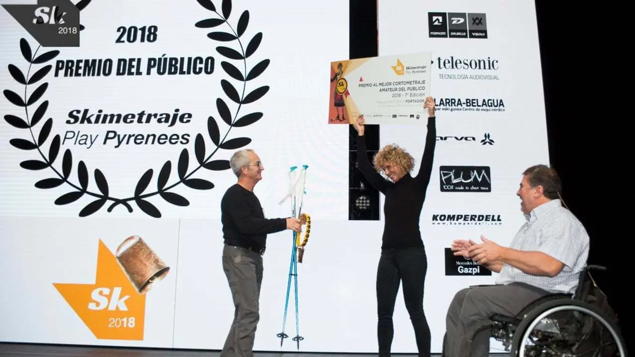 Ana Salvador luce orgullosa uno de los tres premios que recibi&oacute; en Skimetraje por su cortometraje 'Fdo: Ana'. Foto: Skimetraje