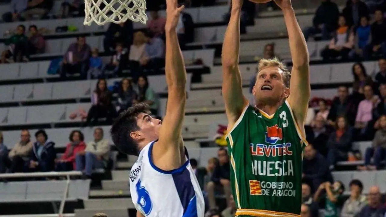 Tyler Haws entrando a canasta en un partido en Huesca | Foto: C.Pascual