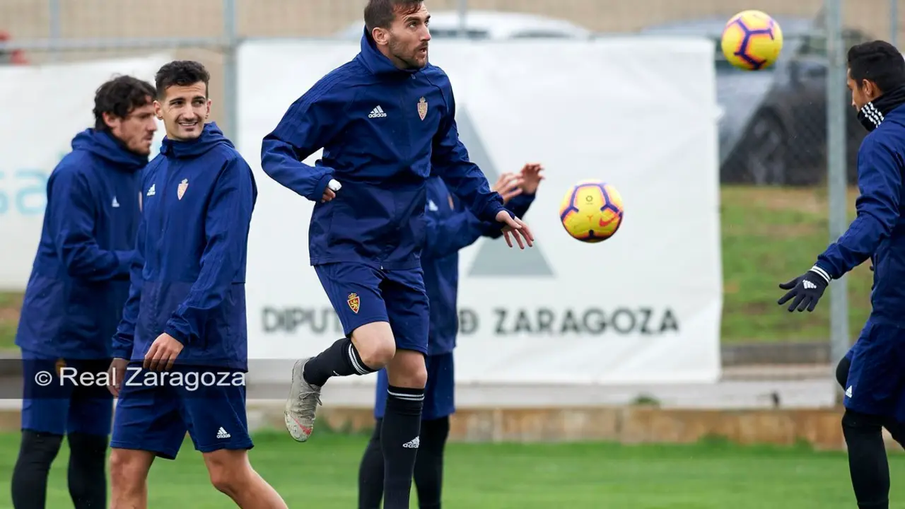 El equipo entrena bajo la lluvia en la Ciudad Deportiva. | Foto: Real Zaragoza