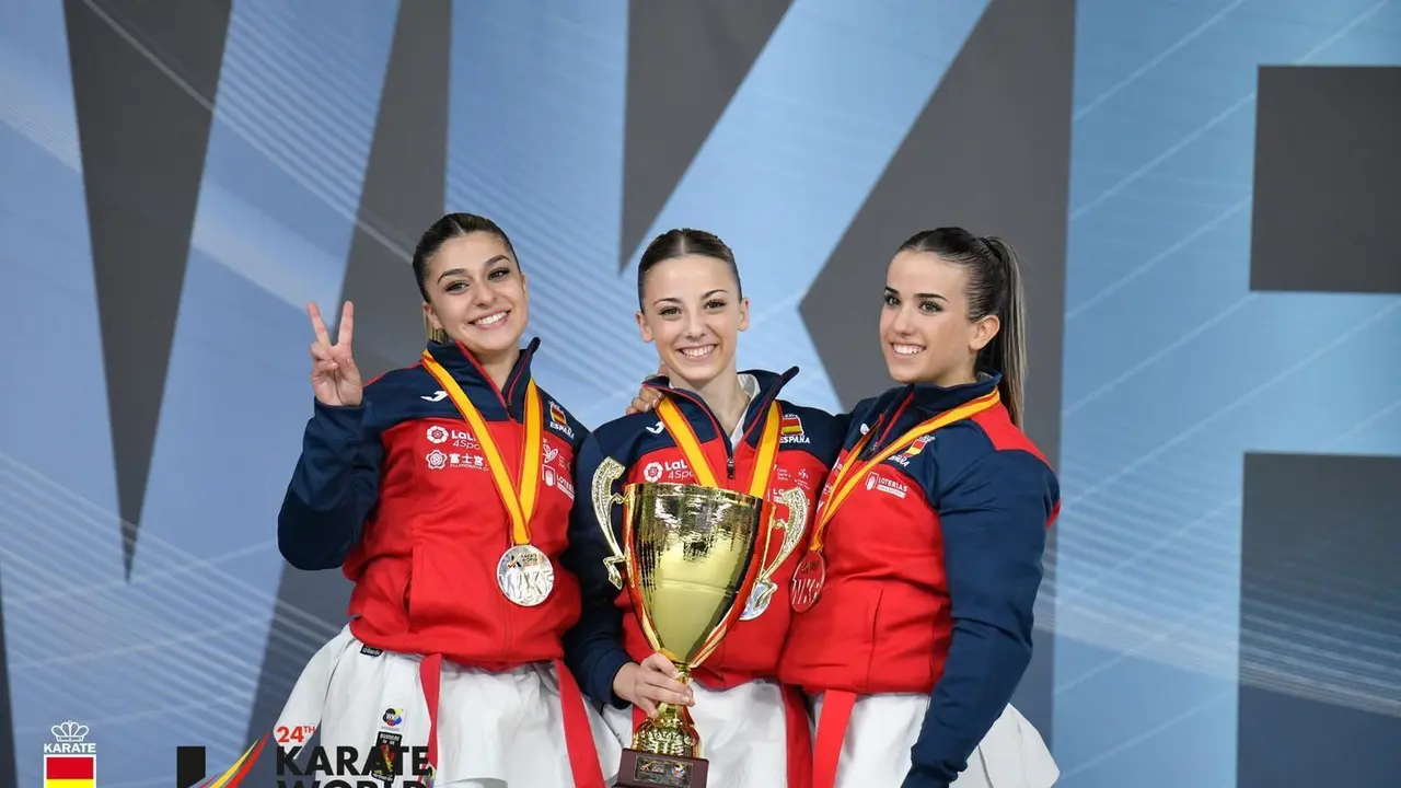 Raquel Roy luce su medalla de plata junto a sus compa&ntilde;eras de equipo. | Foto: Karate World Championship