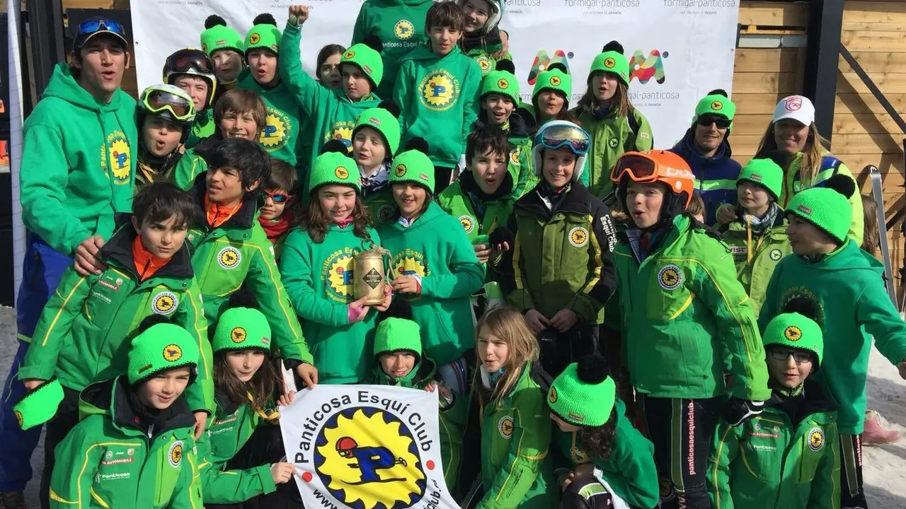 Un grupo de alevines del Panticosa Esqu&iacute; Club en el sector Formigal de Aram&oacute;n Formigal-Panticosa. Foto: PEC