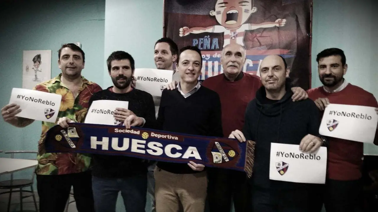 Algunos representantes de pe&ntilde;as junto a Joaqu&iacute;n Aineto respobsale de marketing de la SD Huesca. | Foto: Antonio Escar