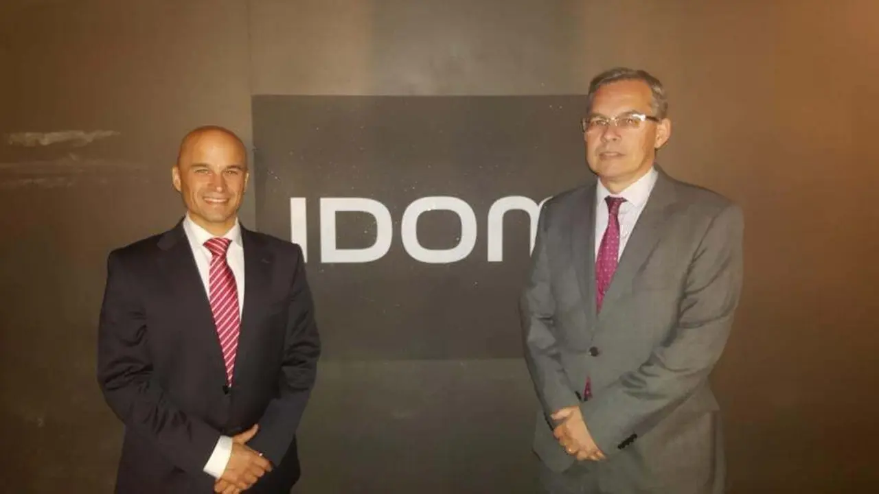 A la izquierda, Santiago Abad, director gerente de MotorLand, y Fernando Mart&iacute;nez, director de IDOM en Arag&oacute;n.. Foto: MotorLand