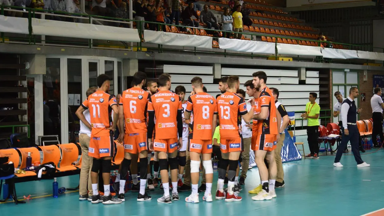 Jugadores del Club Voleibol Teruel durante un tiempo t&eacute;cnico. | Foto: Isabel Traver