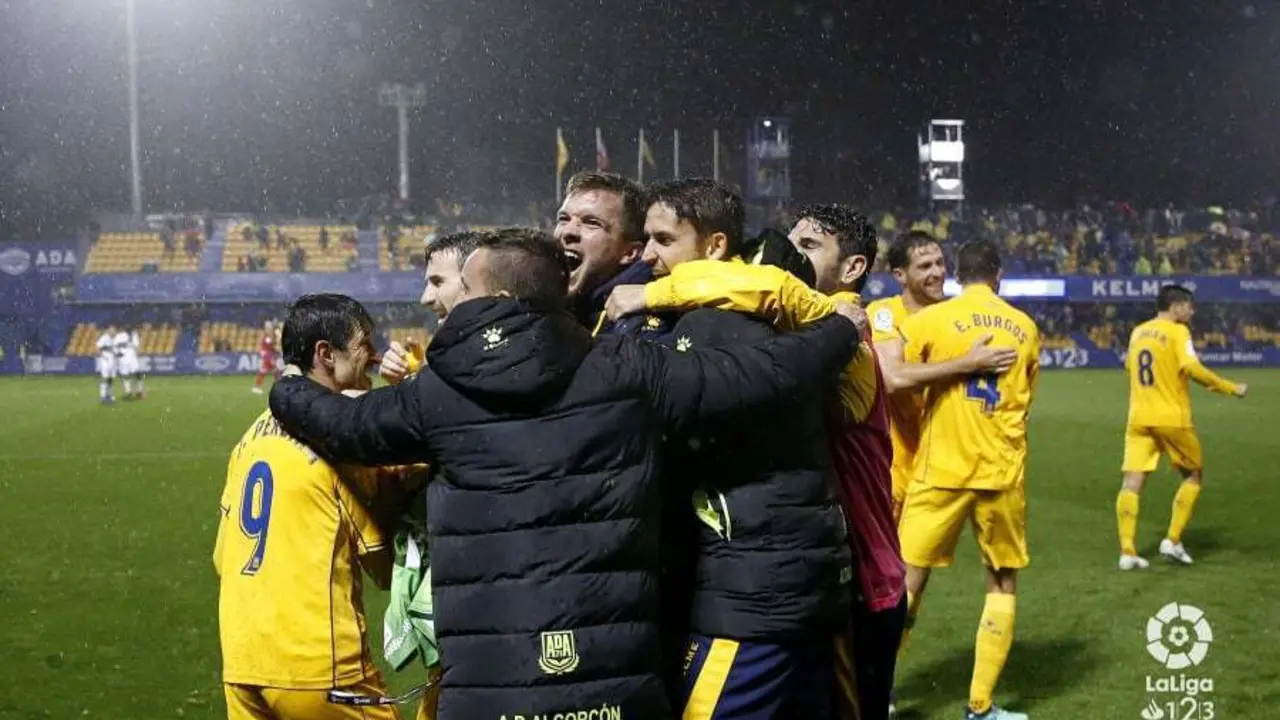 La plantilla de la U.D. Alcorc&oacute;n celebra la victoria de la pasada jornada| Foto: LaLiga