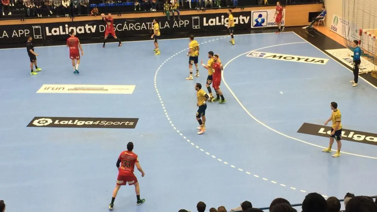 Jugada de archivo de un ataque del Bada Huesca en el partido contra Bidasoa. Foto: BM Huesca