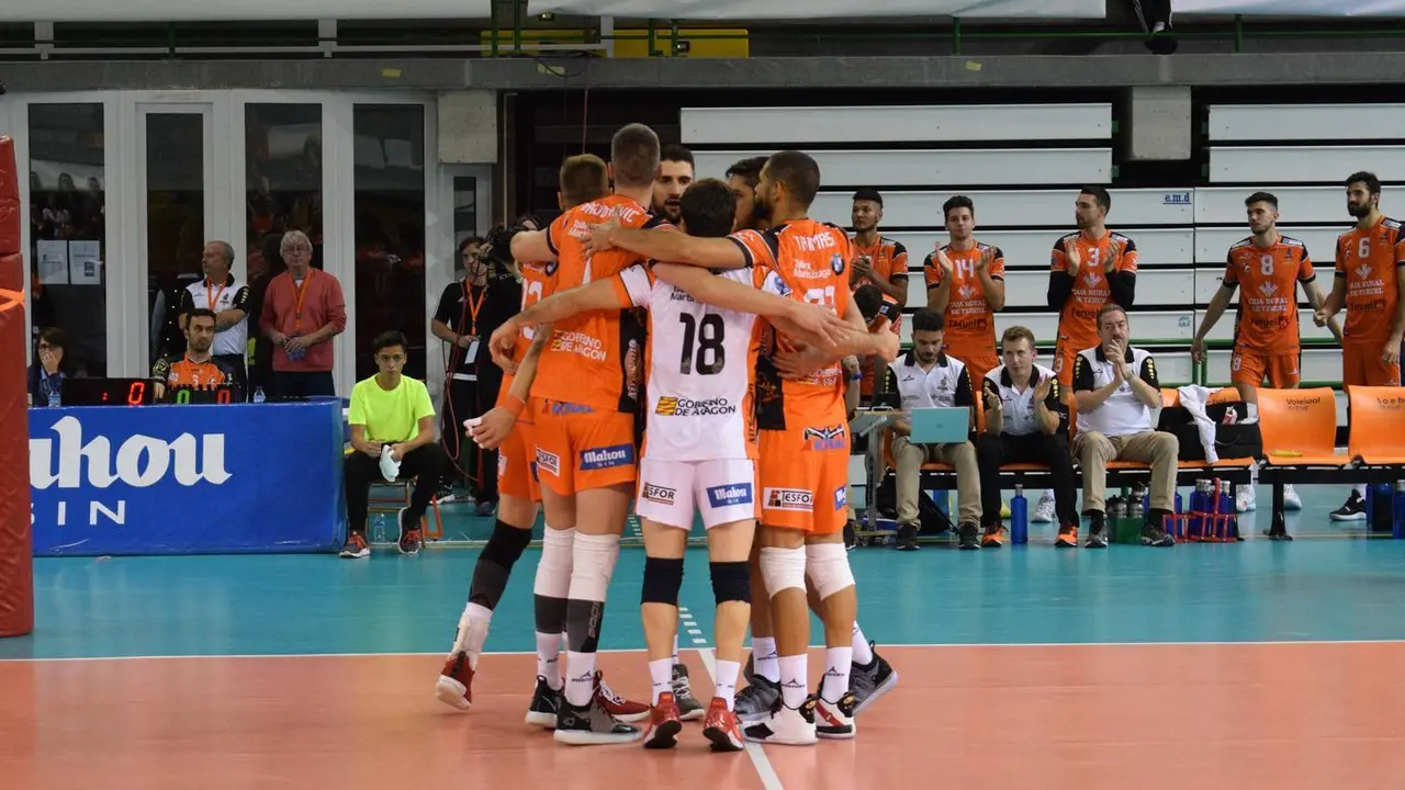 Jugadores del Club Voleibol Teruel celebran un punto| Foto: Isabel Traver