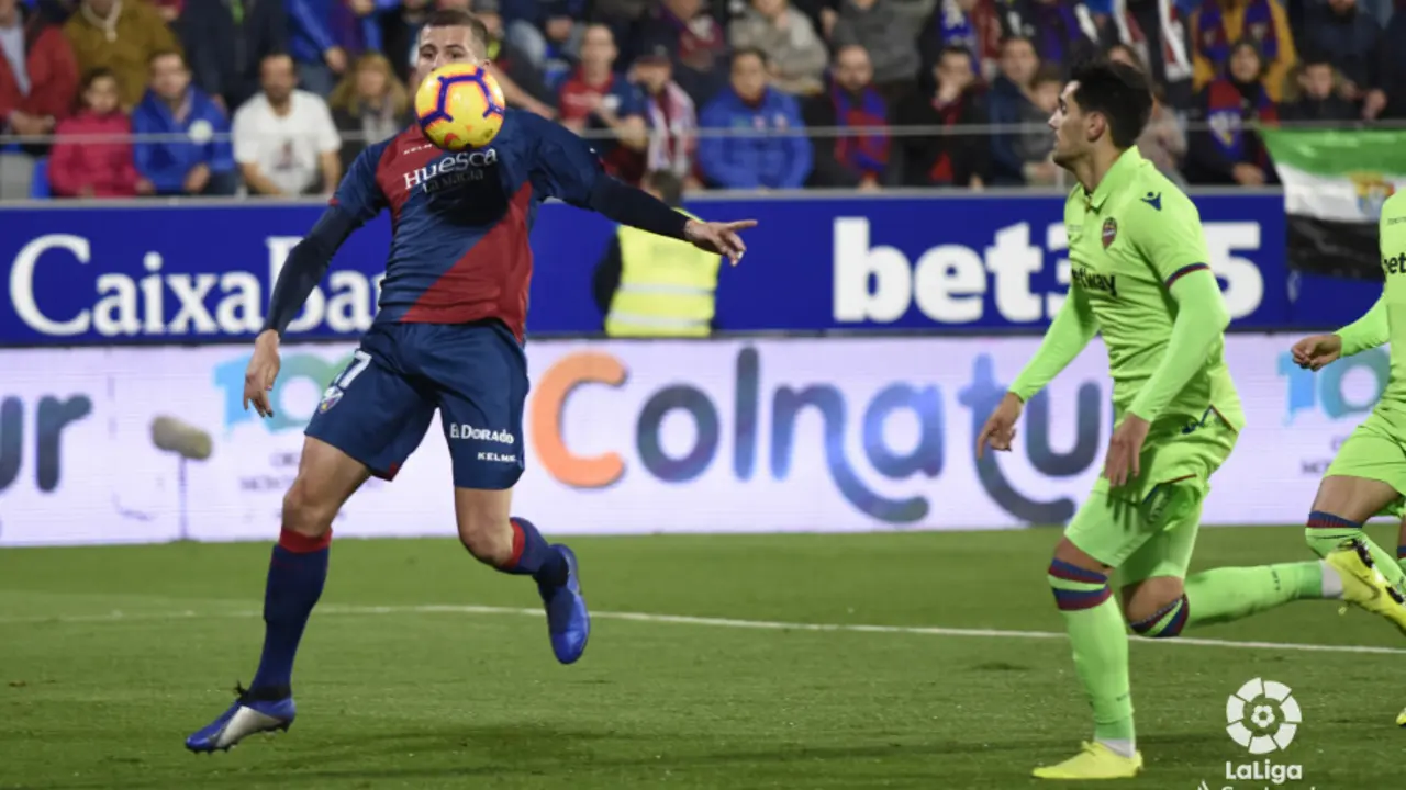 Christian Rivera fue el mejor del Huesca ante el Levante | Foto: LFP