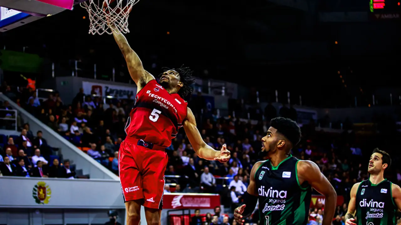 El alero nigeriano Stan Okoye realiza un mate. Foto: Basket Zaragoza