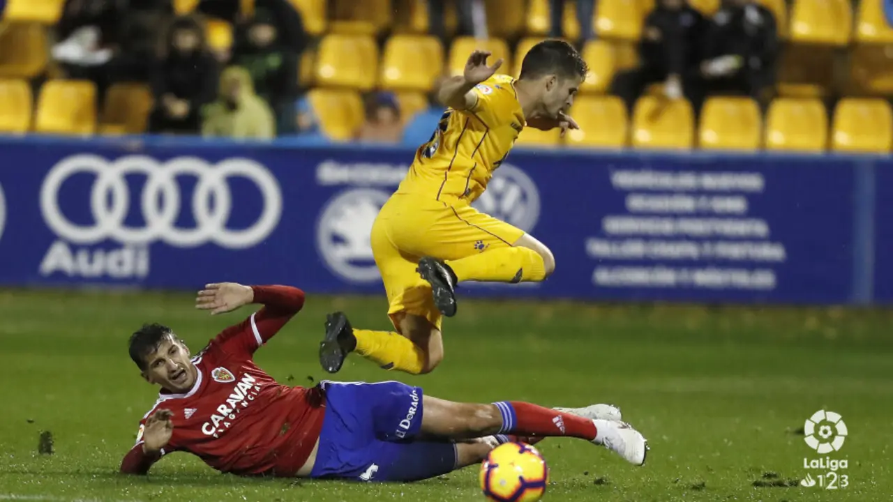 &Aacute;lex Mu&ntilde;oz corta un bal&oacute;n en el partido de esta tarde. Foto: La Liga