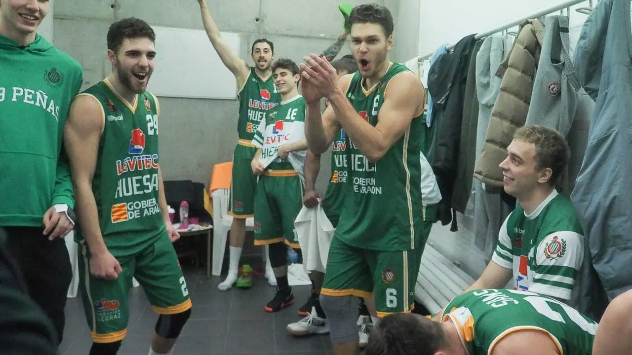Jugadores del Levitec Huesca celebran el triunfo ante Granada en el vestuario | Foto: C.Pascual 