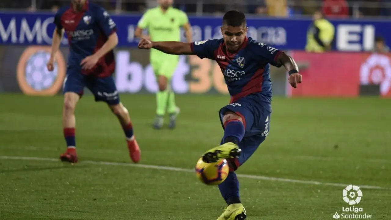 Cucho prueba fortuna ante el Levante | Foto: LaLiga
