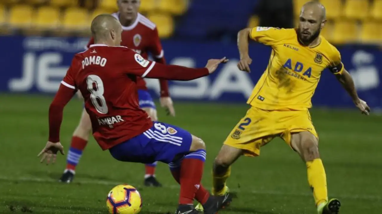 Pombo pelea el esf&eacute;rico ante el Alcorc&oacute;n. | Foto: Real Zaragoza