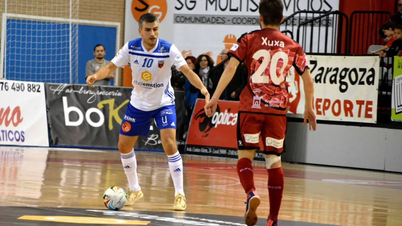 Retamar controla el bal&oacute;n ante Xuxa. | Foto: Pedro Serrano