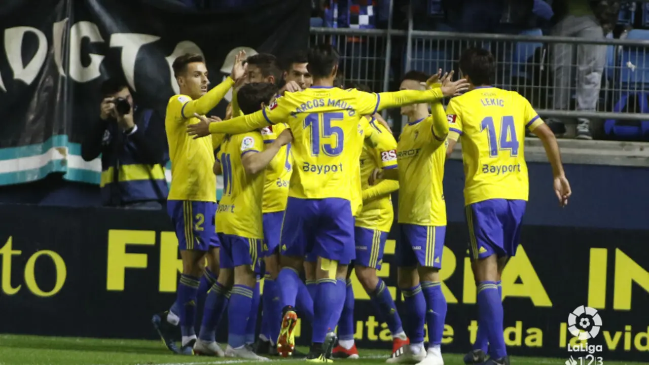 Los futbolistas del C&aacute;diz celebran uno de los goles frente a la U.D Las Palmas | Foto: LaLiga