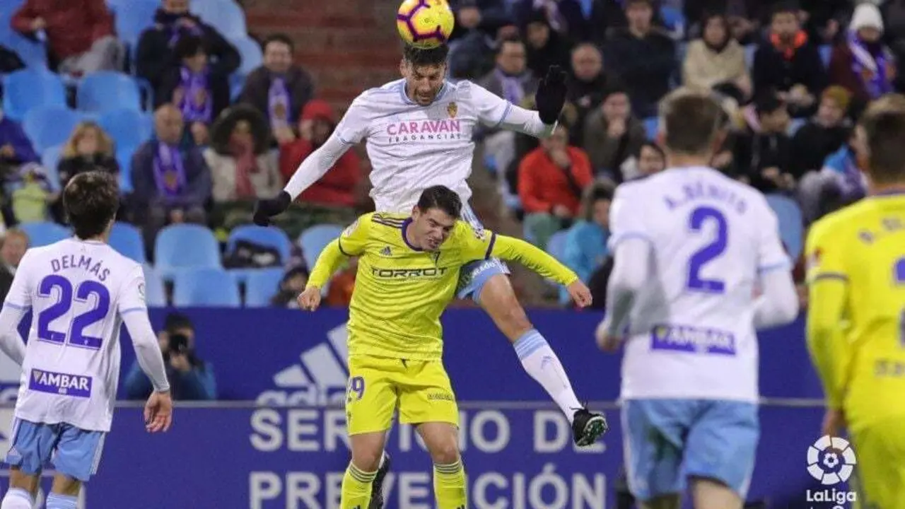 Peron&eacute; gana un bal&oacute;n a&eacute;reo mientras Delm&aacute;s y Benito buscan ganar la segunda jugada | Foto: LaLiga