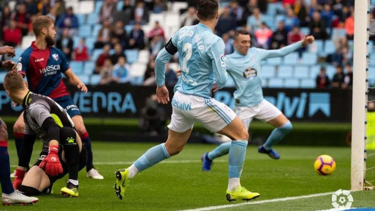 Iago Aspas empuja el bal&oacute;n para adelantar al Celta en el marcador contra el Huesca. Foto: LaLiga Santander