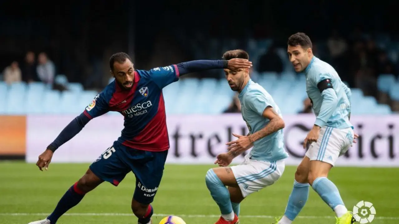 Akapo busca escaparse de dos jugadores del Celta | Foto: LaLiga Santander