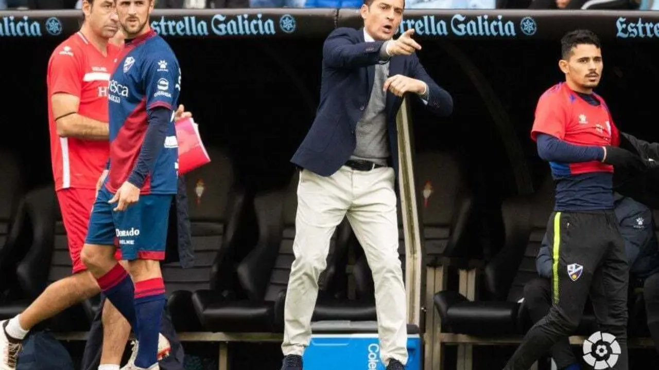 Francisco da &oacute;rdenes a sus jugadores durante un partido. Foto: LaLiga Santander